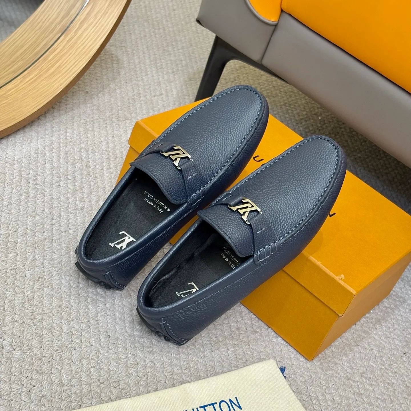 Men's men's shoes 💰420 (Yangli) LV 2⃣️0⃣️2⃣️5️⃣Spring and summer counter GLORIA series models ✈️Original factory special leather production, original last type. A classic driving slip-on casual shoe that shows an elegant style with exquisite craftsmanship details such as Monogram embossing all over the upper🌀Italian imported calfskin fabric Sheepskin foot pads➕Inside～Private mold replica sole Unique style Comfortable driving slip-on Size: 4-12 (38-46) Comes with [Counter packaging: original box, wrapping paper, card, instruction manual, shoehorn, cloth bag] No pressure to enter and leave the counter!